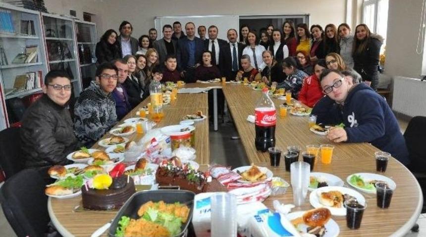 Engelli &Ccedil;ocuklara Anlamlı Ziyaret