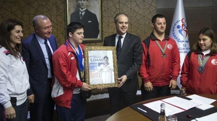 Bakan &Ccedil;ağatay Kılı&ccedil; Down Sendromlu Şampiyon Sporcularla Bir Araya Geldi