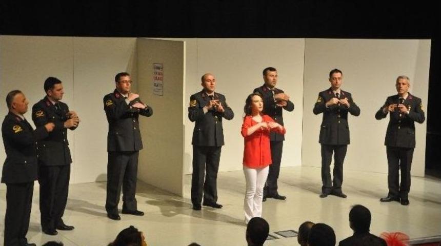 Gebze Jandarması İstiklal Marşı&rsquo;nı İşaret Dili İle Okudu