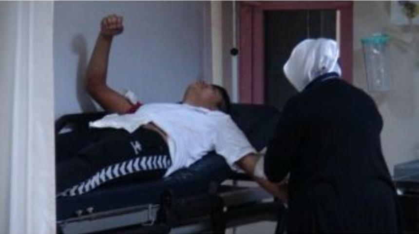 Okul &Ccedil;ıkışında Bı&ccedil;aklı Kavga: 2 Yaralı