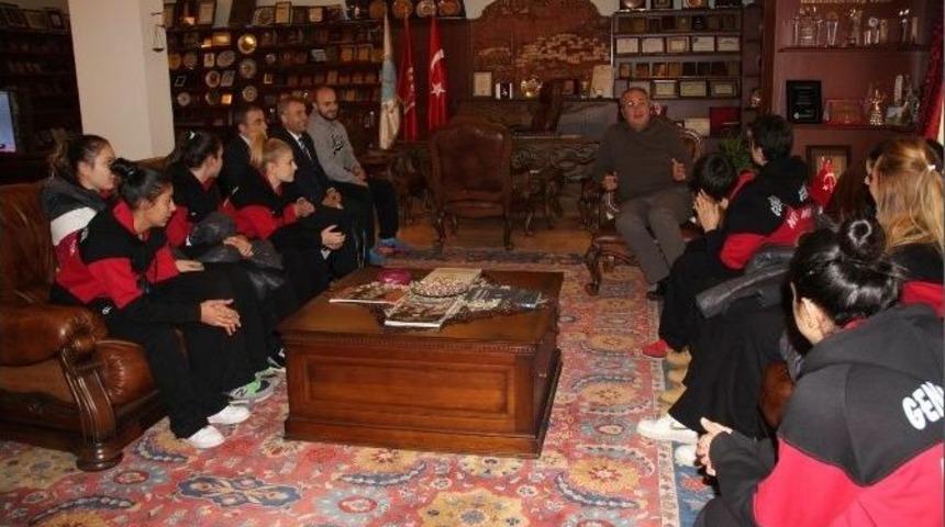 Gen&ccedil;lik Ve Spor Kul&uuml;b&uuml; Bayan Basketbol Takımı, Belediye Başkanı &Uuml;nver&rsquo;i Ziyaret Etti