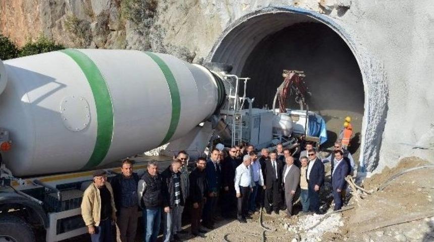 Dsi B&ouml;lge M&uuml;d&uuml;r&uuml; &Ouml;zg&uuml;r, Sakar Deresini İnceledi