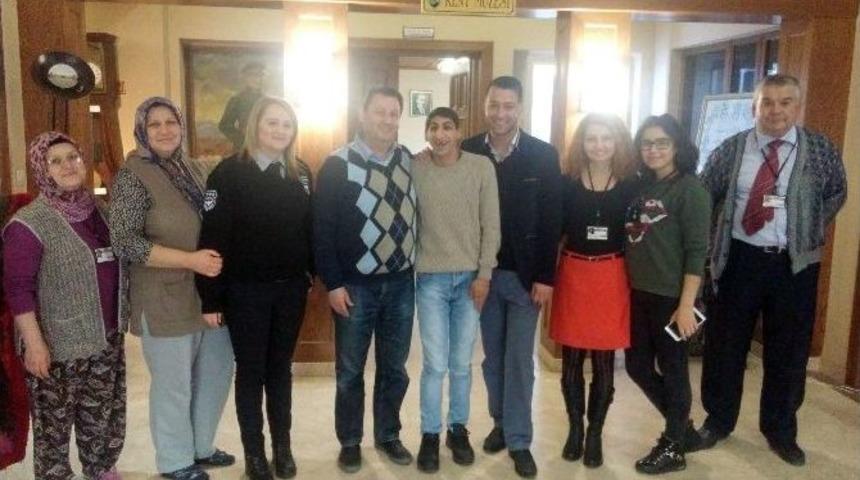 (&ouml;zel Haber) Zihinsel Engelli Gen&ccedil; İlgi Ve Sevgiyle Konuşmayı &Ouml;ğrendi