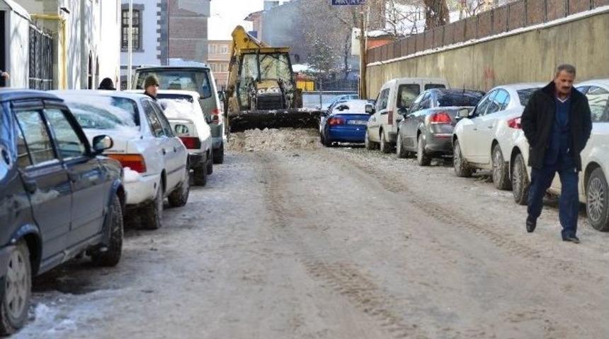 Belediyenin Kar Temizliğine Ara&ccedil;lar Engel Oluyor