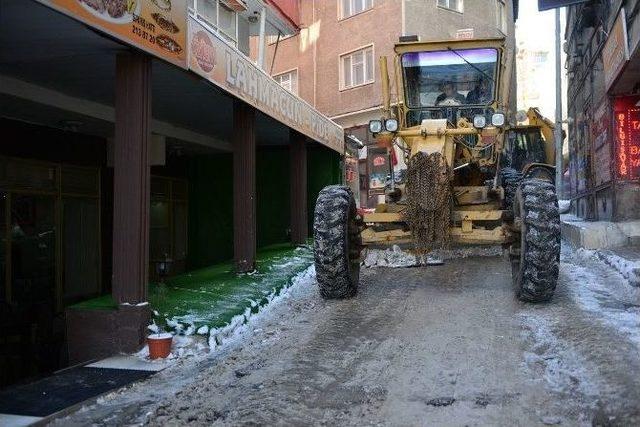 Belediyenin Kar Temizliğine Araçlar Engel Oluyor