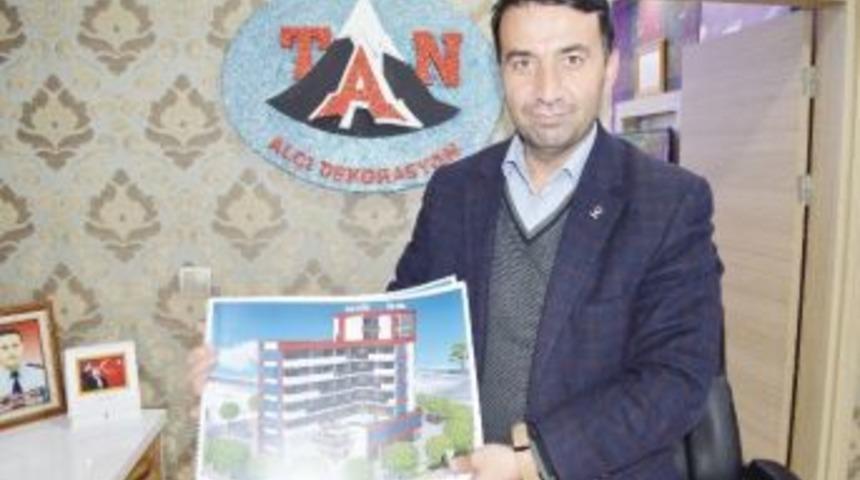 Otel Yapmak İ&ccedil;in Kolları Sıvayan İşadamı Tan;