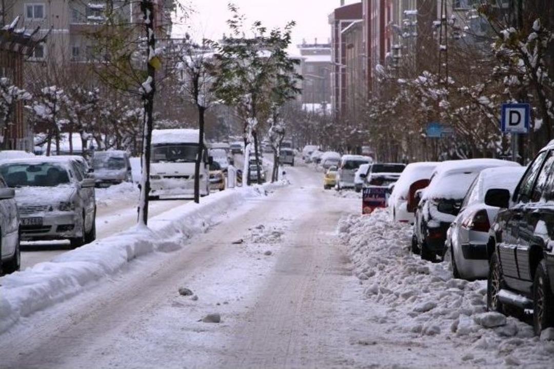 Van&rsquo;da Kar Yağışı Hayatı Fel&ccedil; Etti