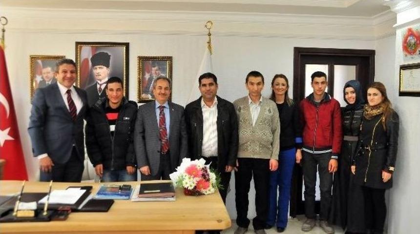 Başkan Akkaya Koltuğunu Engelli Gence Devretti