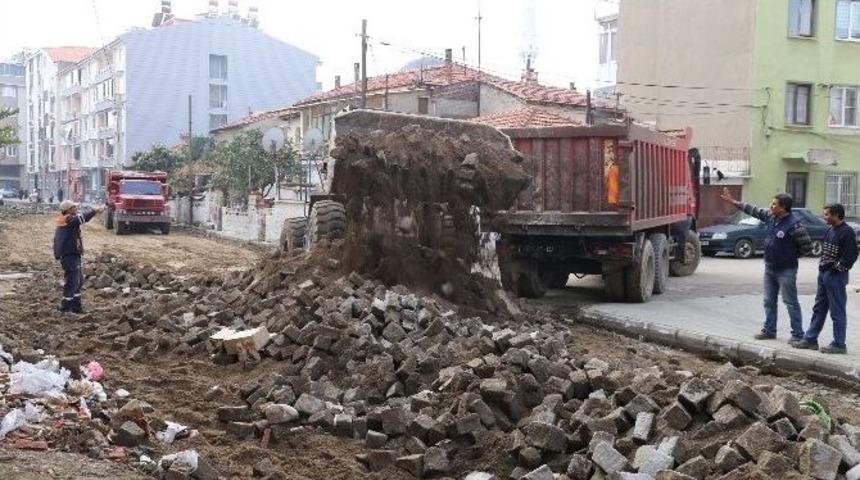 Burhaniye Yolları Hızla Yenileniyor