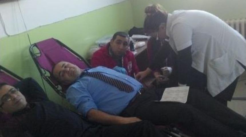 Deprem B&ouml;lgesinden Kan Bağışı