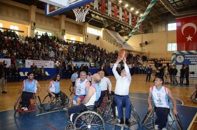 Belediye Başkanları Tekerlekli Sandalyeyle Basketbol Oynadı