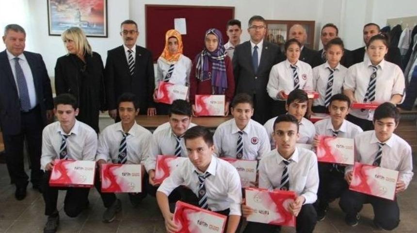 Ak Parti&rsquo;li &Ouml;zt&uuml;rk, Tablet Dağıtım T&ouml;renine Katıldı