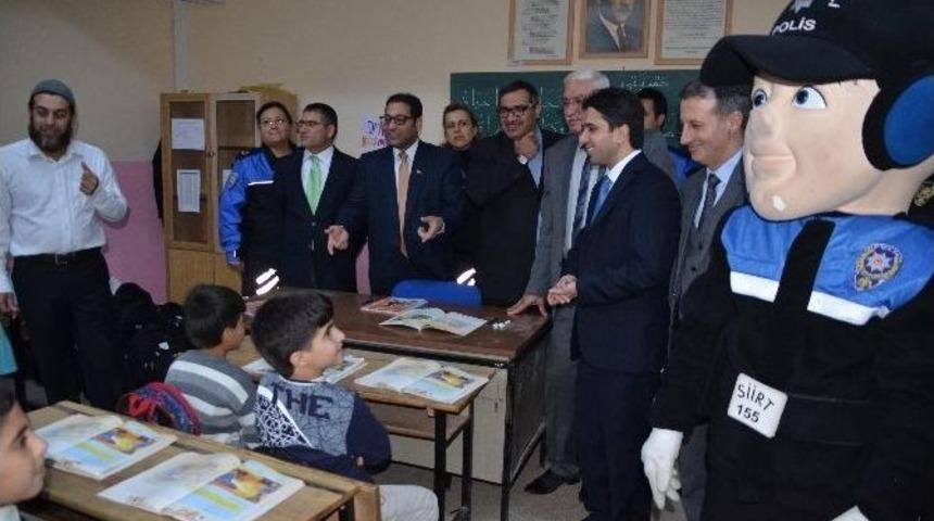 Suriyeli &Ouml;ğrencilere Giyim Yardımı