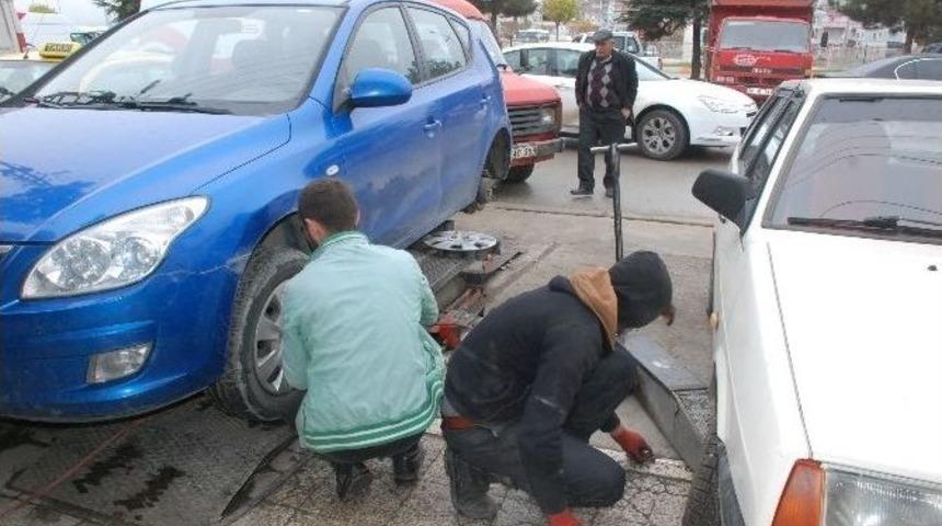 Kar Yağışı Lastik&ccedil;ilerin İşlerini Yoğunlaştırdı