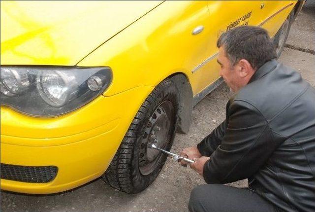 Kar Yağışı Lastikçilerin İşlerini Yoğunlaştırdı