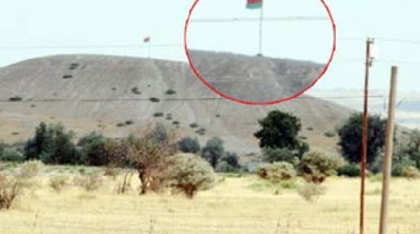 PKK, Türkiye sınırına sözde bayrağını dikti