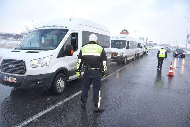 Trafik Polisleri Kış Lastiği Denetimlerine Başladı