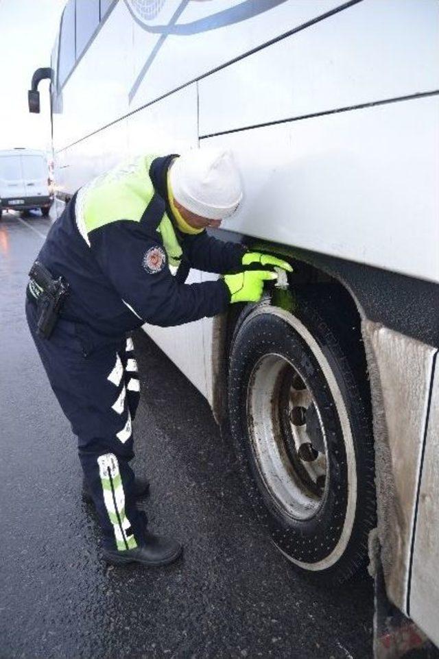 Trafik Polisleri Kış Lastiği Denetimlerine Başladı