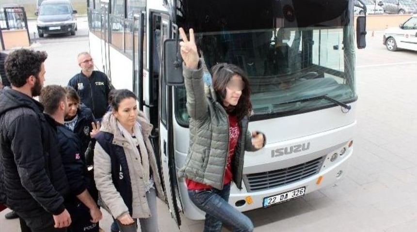 Ter&ouml;r &Ouml;rg&uuml;t&uuml; Propagandası Yaptığı İddia Edilen &Uuml;niversiteli Kız &Ouml;ğrenciler Adliyeye &Ccedil;ıkarıldı