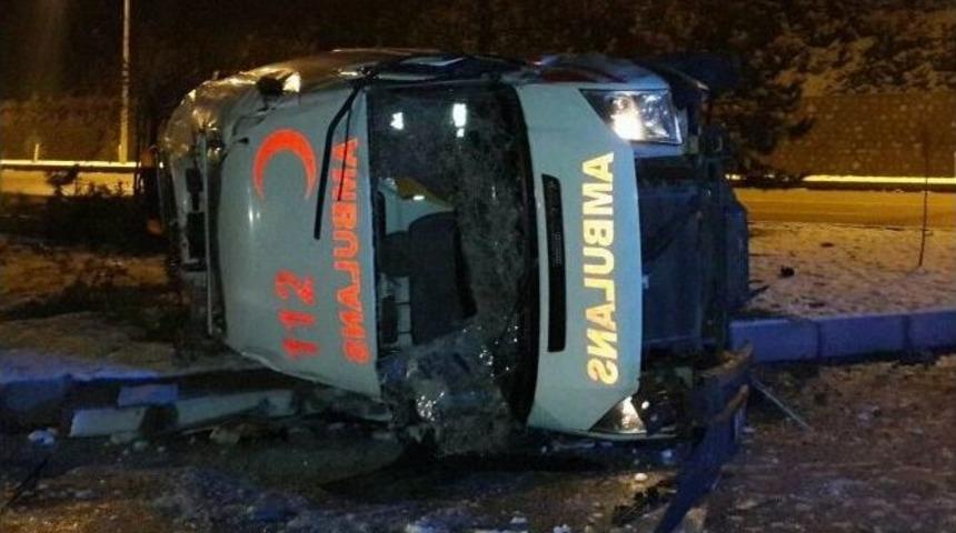 Buzdan Kayan Ambulans Devrildi: 2 Yaralı