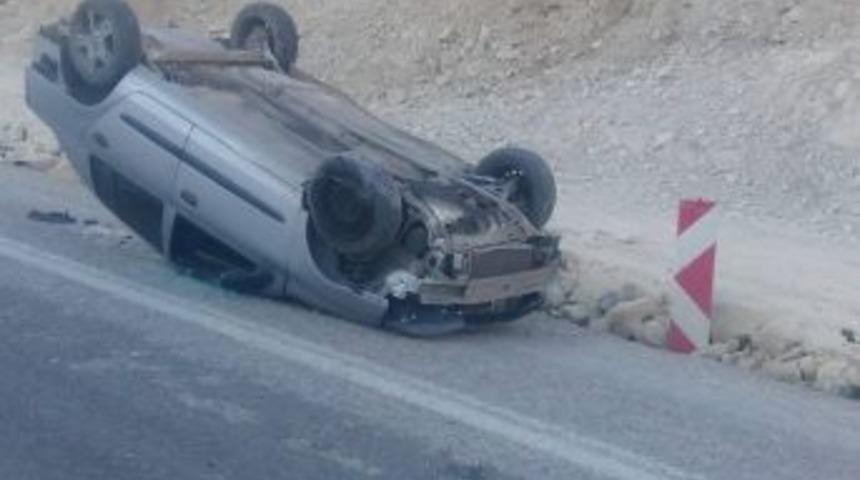 Besni İl&ccedil;esinde Otomobil Takla Attı: 3 Yaralı