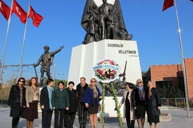 Kadınların Birlikte Çelenk Sunumu Renkli Görüntülere Sahne Oldu