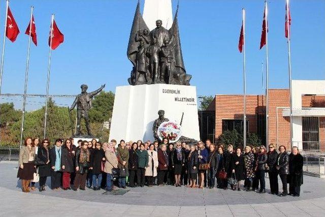 Kadınların Birlikte Çelenk Sunumu Renkli Görüntülere Sahne Oldu