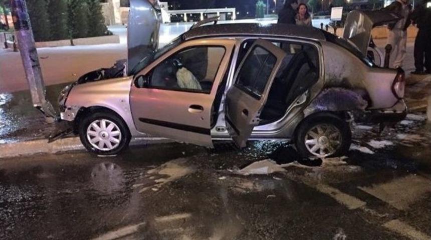 Didim&rsquo;de Kaza; Aydınlatma Direğine &Ccedil;arpan Ara&ccedil; Alev Aldı