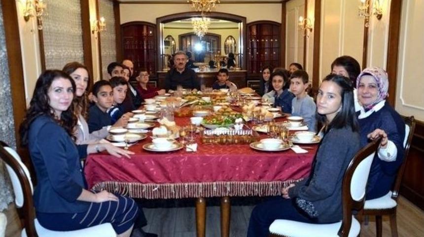 Vali Ayyıldız, Sevgi Evlerinde Kalan &Ccedil;ocukları Ağırladı