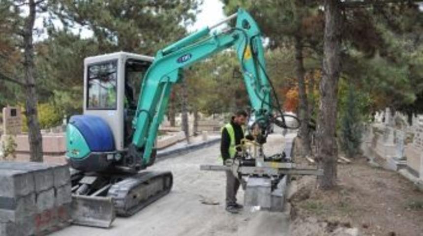 Karşıyaka Mezarlığı&rsquo;nda Kaldırım Yenileme &Ccedil;alışması