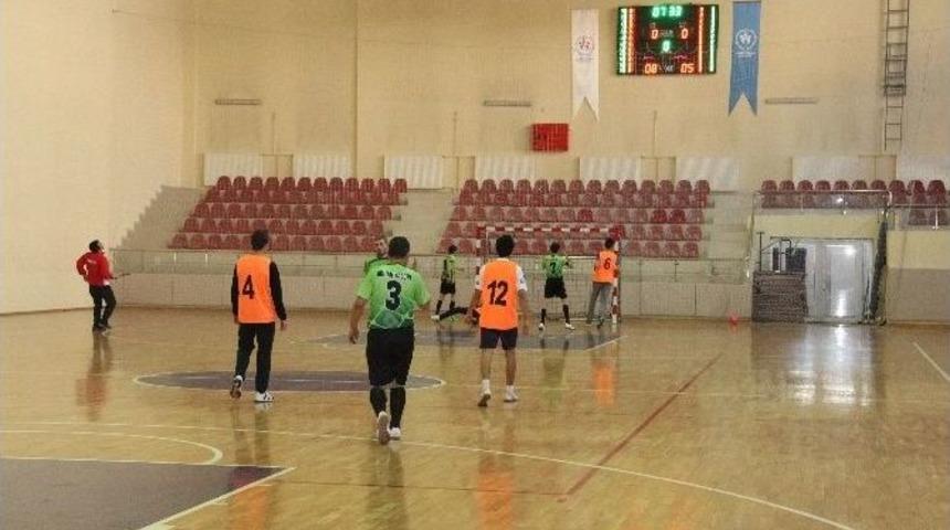Kayseri G&ouml;rme Engelliler Futsal Takımı İle Gen&ccedil;lik Hizmetleri Spor İl M&uuml;d&uuml;rl&uuml;ğ&uuml; Personeli Dostluk Ma&ccedil;ında Karşılaştı