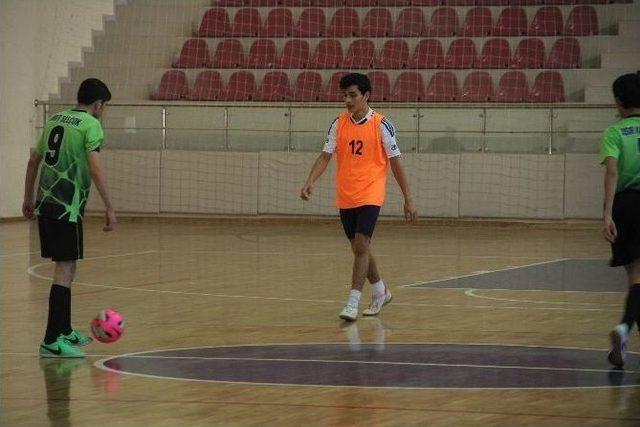 Kayseri Görme Engelliler Futsal Takımı İle Gençlik Hizmetleri Spor İl Müdürlüğü Personeli Dostluk Maçında Karşılaştı