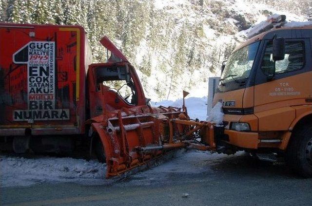 Zincir Takılan Kamyona, Kar Kürüme Aracı Çarptı