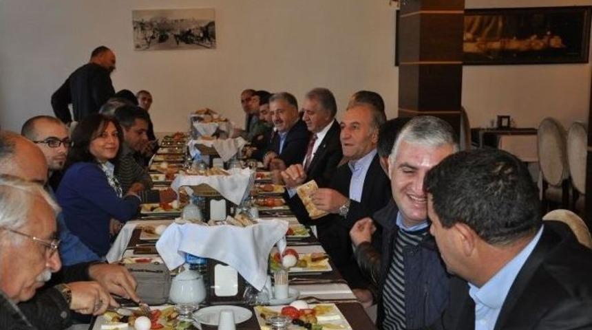 Ak Parti Milletvekilleri İle Başkanı İle Birlikte Basınla Buluştu