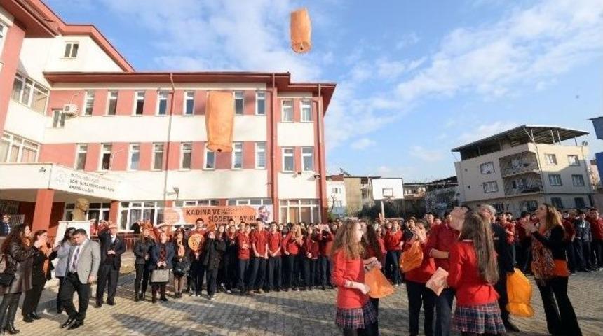 &Ouml;ğrenciler &rsquo;fenerlerle&rsquo; Şiddete Dur Dedi