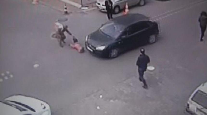 Annesinin Elinden Kurtulan &Ccedil;ocuk Aracın Altında B&ouml;yle Kaldı