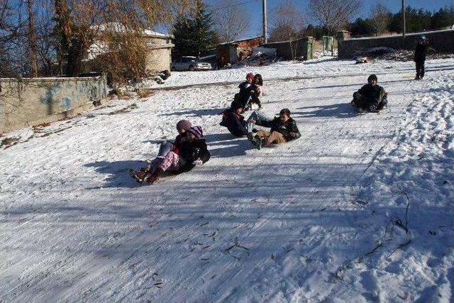 Yozgat’ta Kar’ın Tadını Çocuklar Çıkartıyor