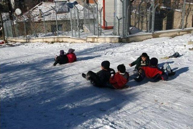 Yozgat’ta Kar’ın Tadını Çocuklar Çıkartıyor