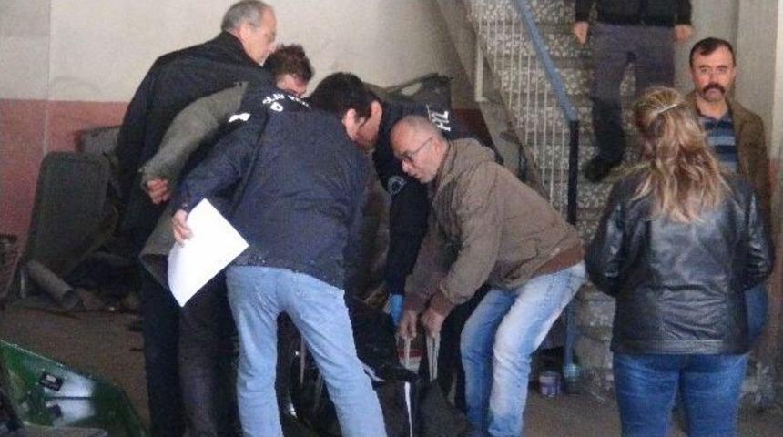 Bunalıma Giren Adam İple Kendini Astı