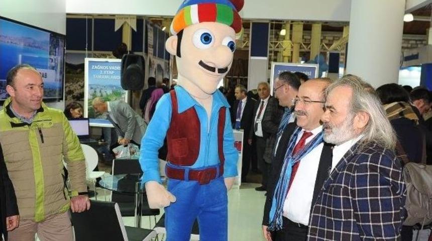 Başkan G&uuml;mr&uuml;k&ccedil;&uuml;oğlu, B&uuml;y&uuml;kşehir Belediyesi&rsquo;nin Standında Gurbetteki Hemşehrilerini Ağırladı