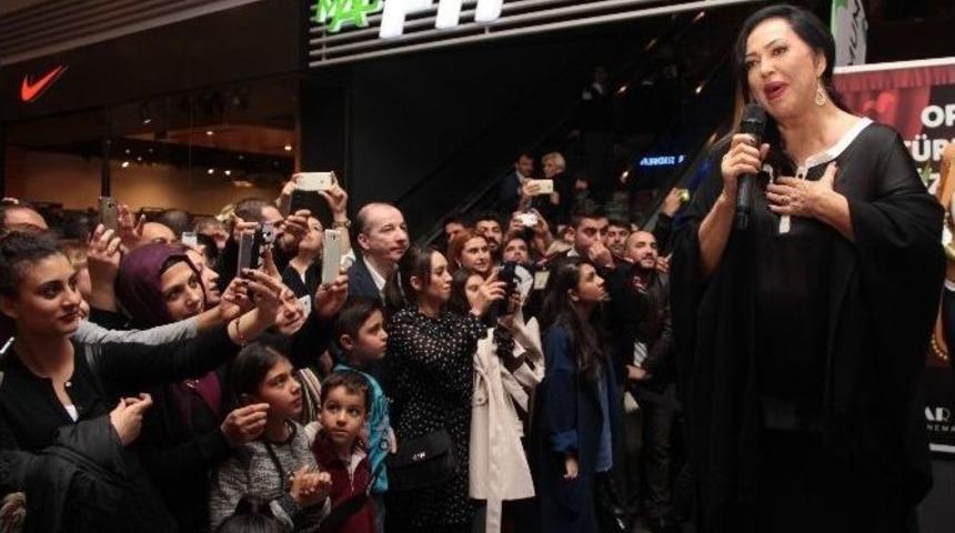 Sinemaseverler, &lsquo;uzaklarda Arama&rsquo; Filmini T&uuml;rkan Şoray İle İzledi