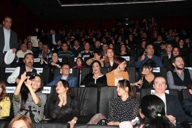 Sinemaseverler, ‘uzaklarda Arama’ Filmini Türkan Şoray İle İzledi