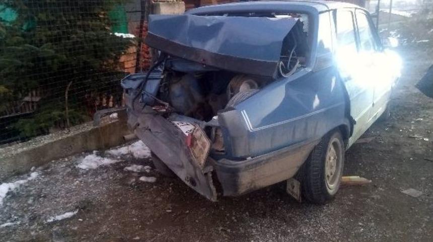 Taşk&ouml;pr&uuml;&rsquo;de Kamyon Otomobile &Ccedil;arptı: 2 Yaralı