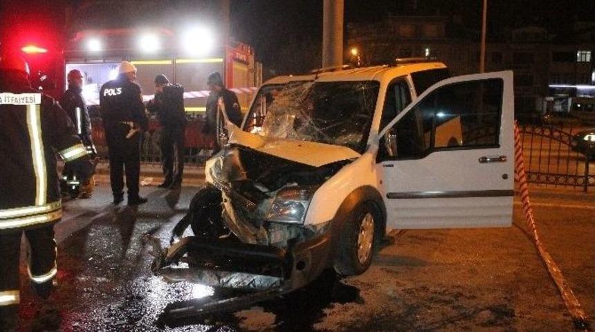 Otomobil Y&ouml;n Levhasına &Ccedil;arptı: &Uuml;&ccedil; Yaralı