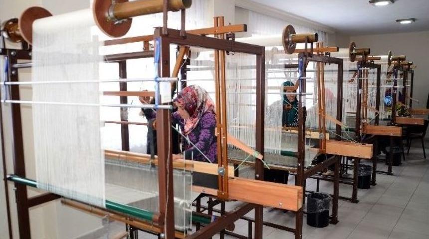 Başkan G&uuml;mr&uuml;k&ccedil;&uuml;oğlu, Kadınlarla Feretiko Dokudu