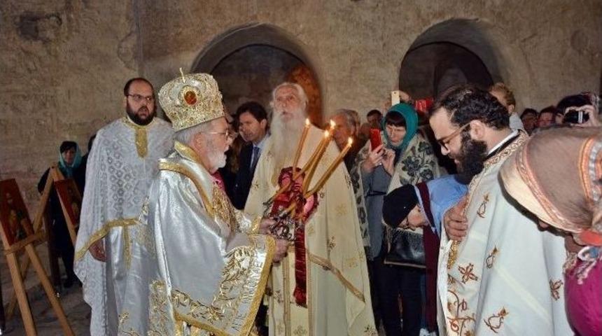 Noel Baba &Ouml;l&uuml;m Yıl D&ouml;n&uuml;m&uuml;nde Ayinle Anıldı