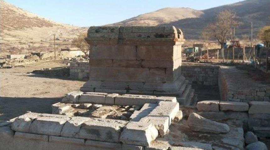 Tapınak Mezar G&uuml;n Y&uuml;z&uuml;ne &Ccedil;ıktı