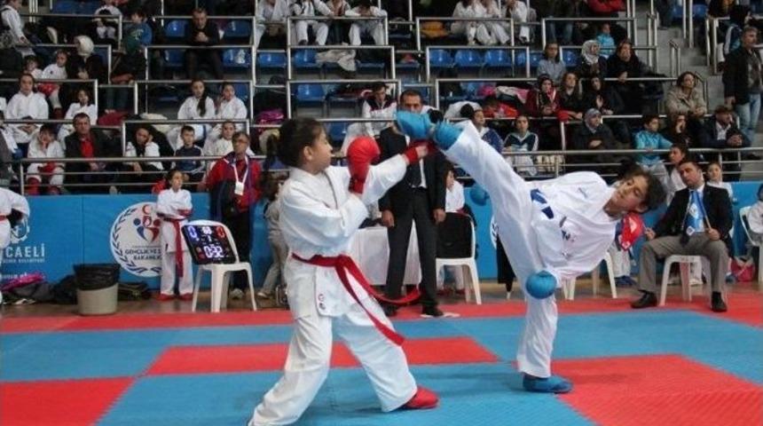B&uuml;y&uuml;kşehir Karate Ligi&rsquo;nin İkinci Etabı Yapıldı