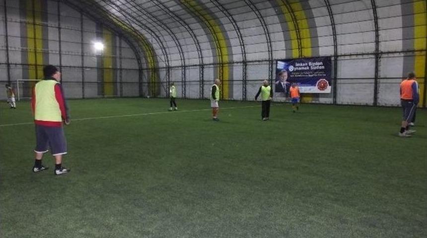 Burhaniye&rsquo;de Her Yaştan İnsan Halı Saha Ma&ccedil;ı Yapıyor