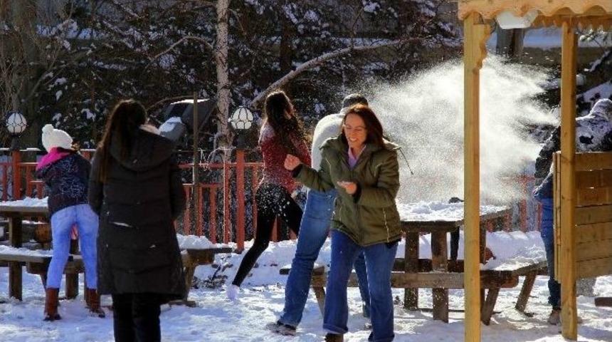 Erzurum&rsquo;da Yerli Turistlerin Kartopu Keyfi